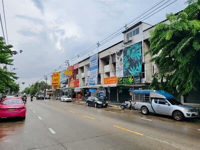 ขาย - อาคารพาณิชย์ 3 ชั้น 22 ตร.ว. อาคารพาณิชย์ ซอยลาดพร้าว101 แยก44 ถนนลาดพร้าว ถนนลาดพร้าว101 เขตบางกะปิ, กรุงเทพ