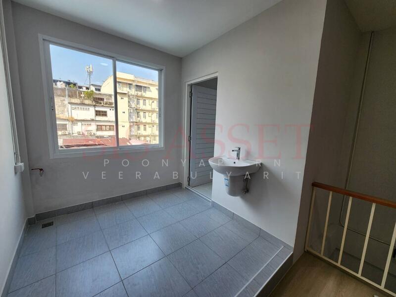 ขาย - ขายทาวน์เฮ้าส์ 4 ชั้น ตกแต่งใหม่ ซอยเจริญนคร 14 (ตรอกตุ๊กตา), กรุงเทพ