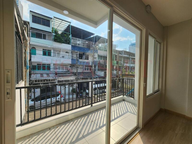 ขาย - ขายทาวน์เฮ้าส์ 4 ชั้น ตกแต่งใหม่ ซอยเจริญนคร 14 (ตรอกตุ๊กตา), กรุงเทพ