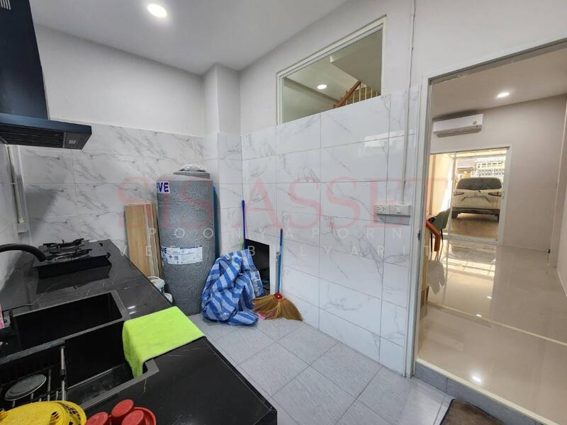 ขาย - ขายทาวน์เฮ้าส์ 4 ชั้น ตกแต่งใหม่ ซอยเจริญนคร 14 (ตรอกตุ๊กตา), กรุงเทพ