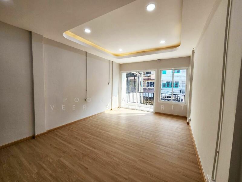 ขาย - ขายทาวน์เฮ้าส์ 4 ชั้น ตกแต่งใหม่ ซอยเจริญนคร 14 (ตรอกตุ๊กตา), กรุงเทพ