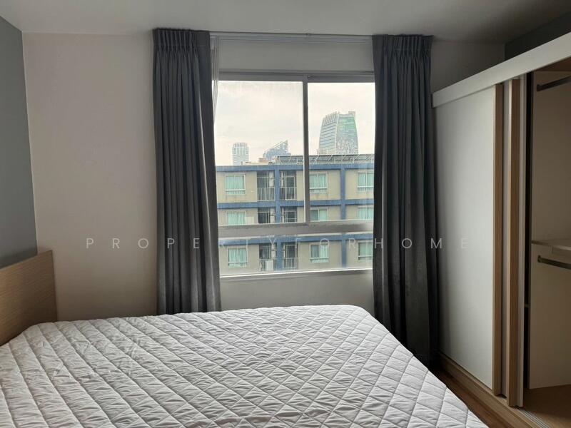 Qiz velosipedni sikmoqda