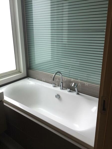 Siri At Sukhumvit, Bangkok, 902 Sukhumvit Road, Phra Kanong, Khlong Toei, Bangkok, 2 Bedrooms, 74 sqm, Condo For Sale, by Benjamas Petchsuwan, 11897956 - DDproperty.com