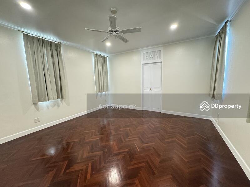 ให้เช่า - A Large House with Pool for Rent in Thonglor, กรุงเทพ
