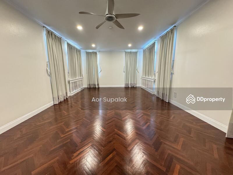 ให้เช่า - A Large House with Pool for Rent in Thonglor, กรุงเทพ