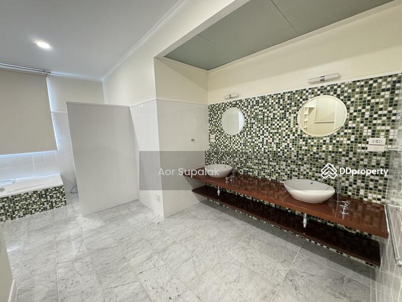 ให้เช่า - A Large House with Pool for Rent in Thonglor, กรุงเทพ