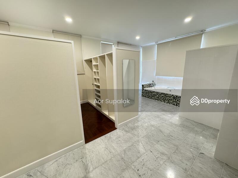 ให้เช่า - A Large House with Pool for Rent in Thonglor, กรุงเทพ