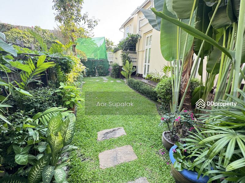 ให้เช่า - A Large House with Pool for Rent in Thonglor, กรุงเทพ