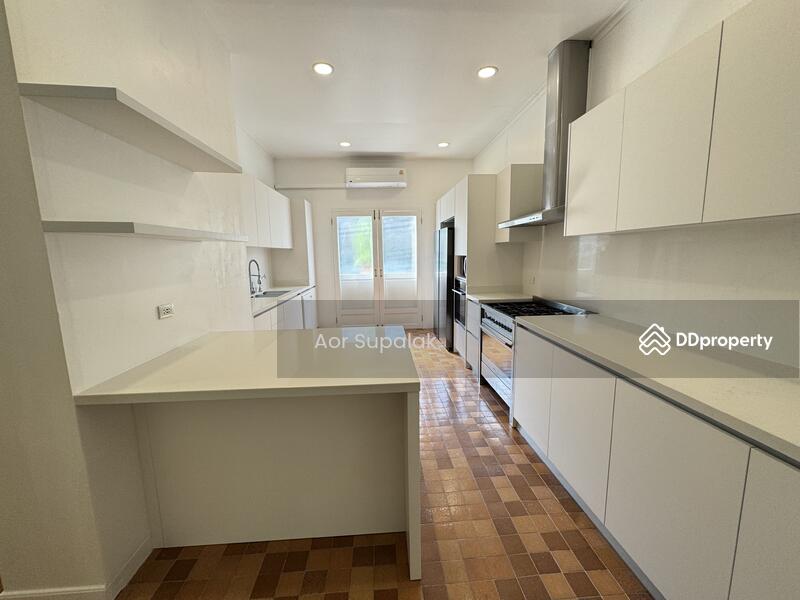 ให้เช่า - A Large House with Pool for Rent in Thonglor, กรุงเทพ