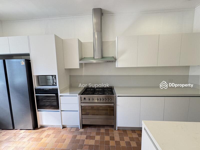 ให้เช่า - A Large House with Pool for Rent in Thonglor, กรุงเทพ