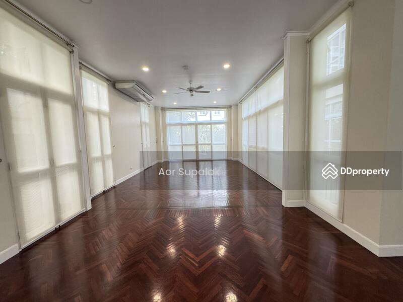 ให้เช่า - A Large House with Pool for Rent in Thonglor, กรุงเทพ