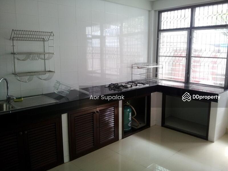 ให้เช่า - 2 Storey House in Huai Khwang for Rent, กรุงเทพ