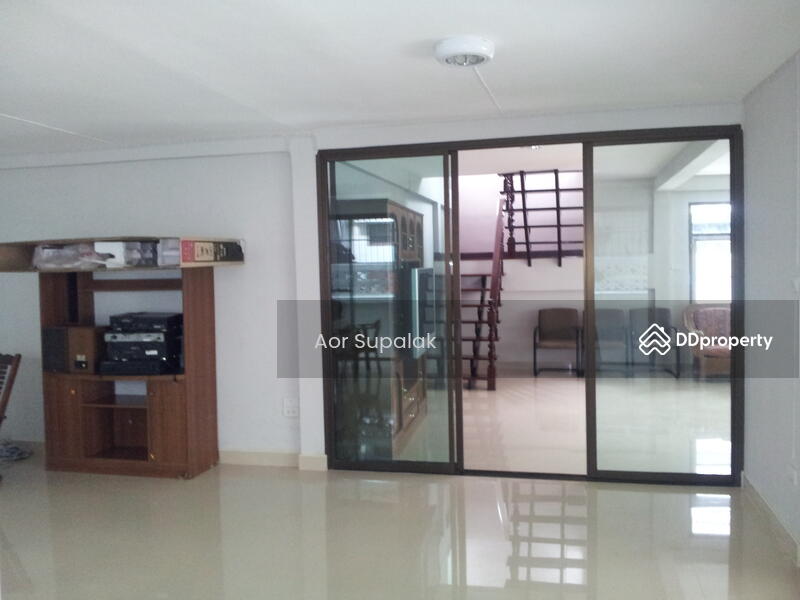 ให้เช่า - 2 Storey House in Huai Khwang for Rent, กรุงเทพ