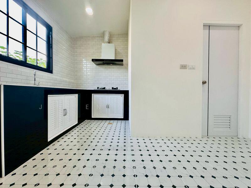 ขาย - เซ็นทรัลศรีราชา, ชลบุรี