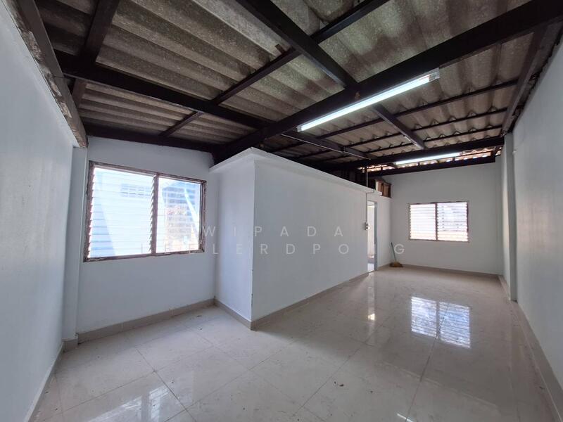 ขาย - ตึกแถวย่านธุรกิจ ใกล้สาทร พระราม 3 ช่องนนทรี สีลม, กรุงเทพ