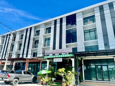 ขาย - อาคารพาณิชย์ 3 ชั้นครึ่ง เป็นร้านคาเฟ่และร้านอาหาร พื้นที่ 27.3 ตารางวา ตำบลห้วยจรเข้ เมืองนครปฐม, นครปฐม