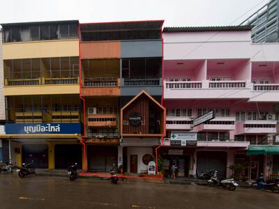 ขาย - อาคารพาณิชย์ ใกล้ รพ.สมเด็จ ถ.เจิมจอมพล ศรีราชา ชลบุรี ใจกลางเมือง ทำร้านก็ดี ปล่อยเช่า ก็ได้ 2 คูหา, ชลบุรี