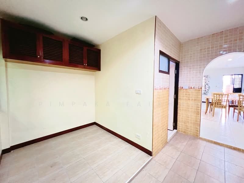 ทาว์นเฮ้าส์ 2 ชั้น ให้เช่า ซอยลาดปลาเค้า 48 หมู่บ้านเสนาวิลล่า อยู่ตรงข้ามตลาดบัว, Bangkok, Chorake Bua, Lat Phrao, Bangkok, 2 Bedrooms, 100 sqm, Townhouse For Rent, by Pimpaka Faikham, 11906462 - DDproperty.com