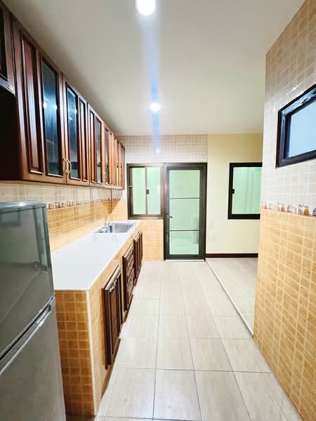 ทาว์นเฮ้าส์ 2 ชั้น ให้เช่า ซอยลาดปลาเค้า 48 หมู่บ้านเสนาวิลล่า อยู่ตรงข้ามตลาดบัว, Bangkok, Chorake Bua, Lat Phrao, Bangkok, 2 Bedrooms, 100 sqm, Townhouse For Rent, by Pimpaka Faikham, 11906462 - DDproperty.com