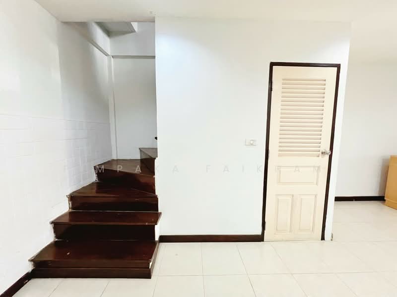 ทาว์นเฮ้าส์ 2 ชั้น ให้เช่า ซอยลาดปลาเค้า 48 หมู่บ้านเสนาวิลล่า อยู่ตรงข้ามตลาดบัว, Bangkok, Chorake Bua, Lat Phrao, Bangkok, 2 Bedrooms, 100 sqm, Townhouse For Rent, by Pimpaka Faikham, 11906462 - DDproperty.com