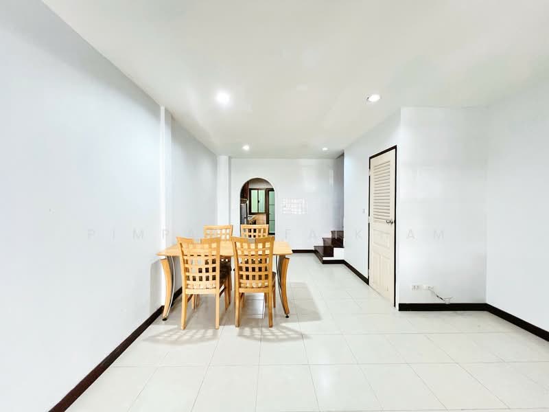 ทาว์นเฮ้าส์ 2 ชั้น ให้เช่า ซอยลาดปลาเค้า 48 หมู่บ้านเสนาวิลล่า อยู่ตรงข้ามตลาดบัว, Bangkok, Chorake Bua, Lat Phrao, Bangkok, 2 Bedrooms, 100 sqm, Townhouse For Rent, by Pimpaka Faikham, 11906462 - DDproperty.com