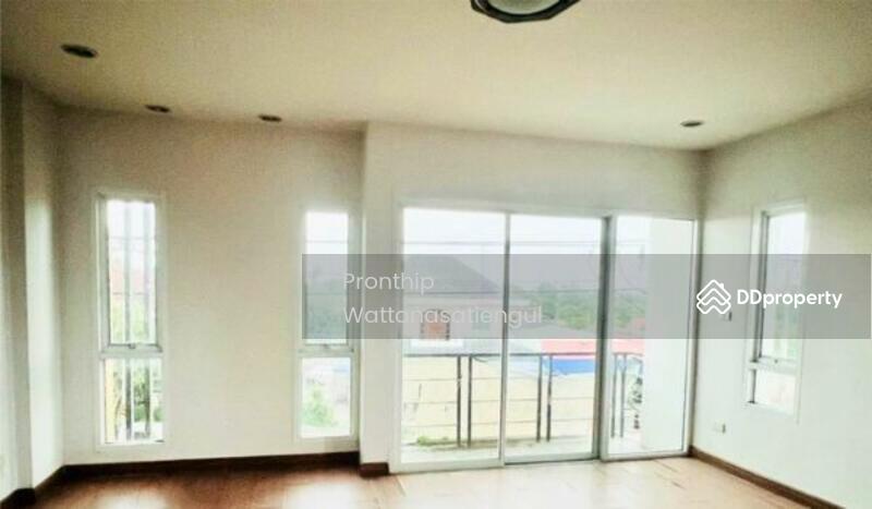 For Sale - Urgent! Corner Commercial Building in Prime Roadside Location Near Amata City Industrial Estate, Chon Buri