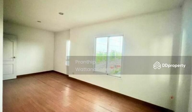 For Sale - Urgent! Corner Commercial Building in Prime Roadside Location Near Amata City Industrial Estate, Chon Buri