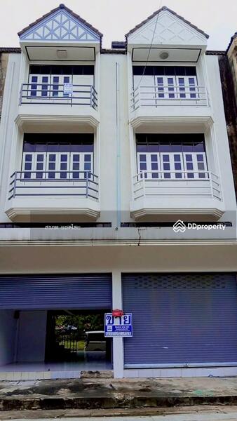 ขาย - ขายอาคารพาณิชย์ 3 ชั้นครึ่ง 2 คูหา เนื้อที่ 32 ตร.ว. หมู่บ้าน บดินทรรักษา 2 คู้บอน 27 แยก 16-18, กรุงเทพ