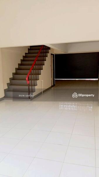 ขาย - ขายอาคารพาณิชย์ 3 ชั้นครึ่ง 2 คูหา เนื้อที่ 32 ตร.ว. หมู่บ้าน บดินทรรักษา 2 คู้บอน 27 แยก 16-18, กรุงเทพ