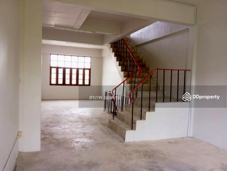 ขาย - ขายอาคารพาณิชย์ 3 ชั้นครึ่ง 2 คูหา เนื้อที่ 32 ตร.ว. หมู่บ้าน บดินทรรักษา 2 คู้บอน 27 แยก 16-18, กรุงเทพ