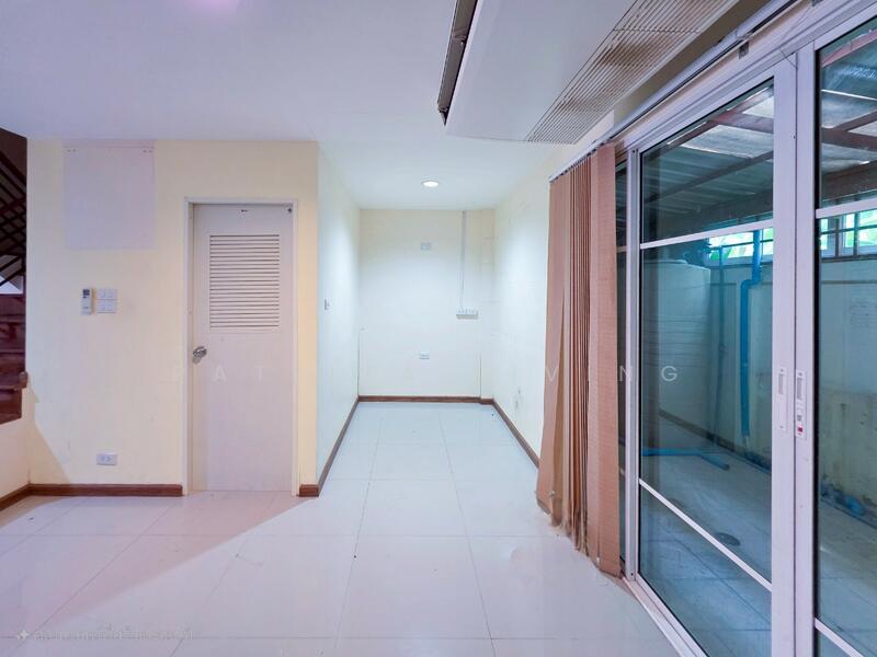 ขาย - ลดเพิ่มเกือบล้าน! ราคาพิเศษ 4.39 ล้าน ทาวน์เฮ้าส์ 3 ชั้น 4 ห้องนอน ใจกลางสนามบินน้ำ, นนทบุรี