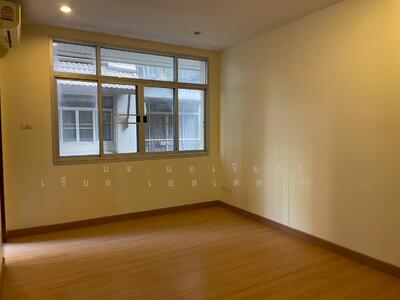 ขาย - Baan Klang Krung Resort (Ratchada 7) : บ้านกลางกรุงรีสอร์ท รัชดา ซอย7, กรุงเทพ