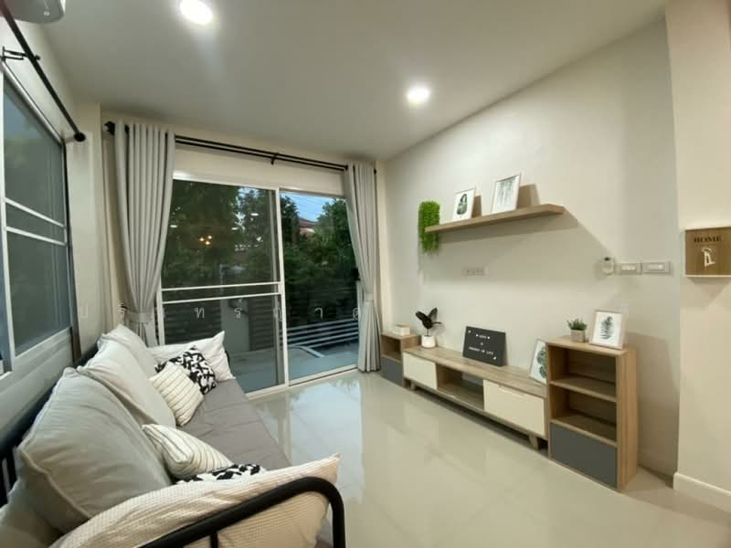 Semi-detached house Soi Ratchadaphisek 42, Bangkok, Chan Kasem, Chatuchak, Bangkok, 3 Bedrooms, 150 sqm, Townhouse For Rent, by ปรินทร์ญาดา ชิณโชติ, 11915466 - DDproperty.com