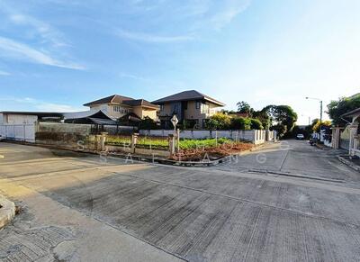 ขาย - ขายที่ดินเปล่า แปลงมุม มี 2 แปลง อยู่ในหมู่บ้านวรารมย์ 69 ถนนเลียบคลองภาษีเจริญฝั่งใต้ เขตหนองแขม, กรุงเทพ