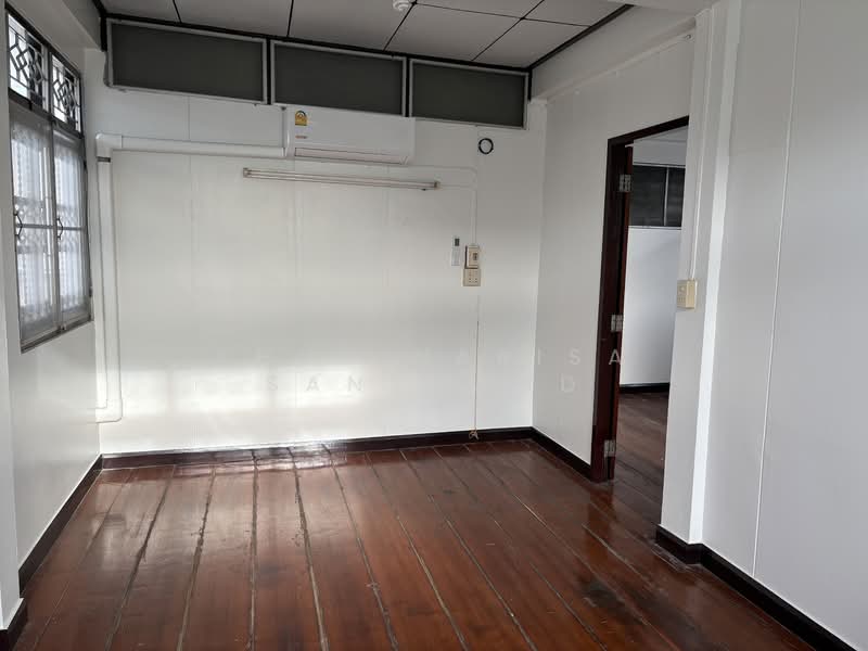 บ้านเดี่ยวพักอาศัย 2 ชั้น เลขที่ 100/6 อยู่ใจกลางเมือง ซ.คีรีรัถยา1 ตรงข้ามโรงเรียนเบญจมเทพอุทิศ, เพชรบุรี, ธงชัย, เมืองเพชรบุรี, เพชรบุรี, 108 ตร.ม., บ้านเดี่ยว ให้เช่า, โดย Khun Narisa Sansawad, 1991888 - DDproperty.com