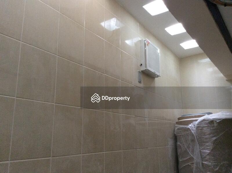 ครัว เพดานเป็นบล็อกแก้ว และมีลูกหมุน