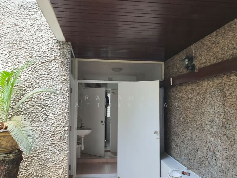 Detatch house near BTS ploenchit for rent 40,000_month, Bangkok, Sukhumvit, Thung Maha Mek, Sathon, Bangkok, 1 Bedroom, 100 sqm, Single Detached House For Rent, by Ratana Chatthinawat, 2119916 - DDproperty.com