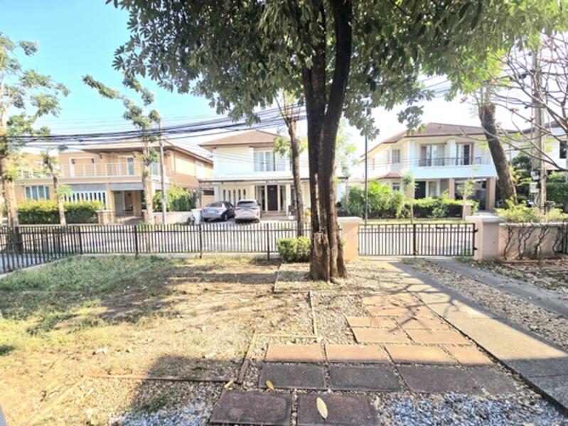 For Rent - detached house, Bangkok Villa Village, for rent 40,000 -/month, area 63 sq m., Praditmanutham Road,, Bangkok