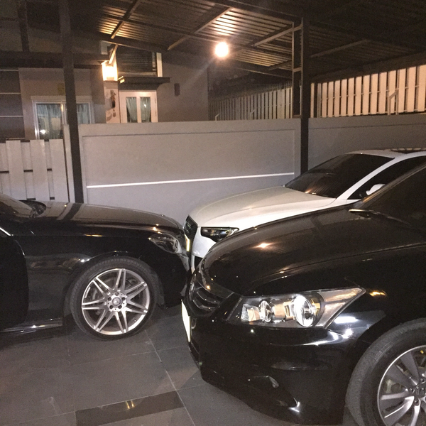 จอดรถในรั่วบ้านได้ 4 คัน