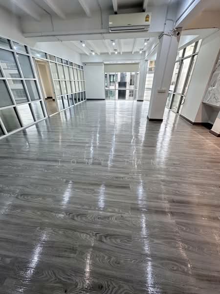 Office for Rent สำนักงานออฟฟิศ เพดานสูง ให้เช่า ติด MRT รัชดา ราคาถูก, Bangkok, Samsen Nok, Huai Khwang, Bangkok, , 150 sqm, Office Space For Rent, by Tony Tan, 2913554 - DDproperty.com