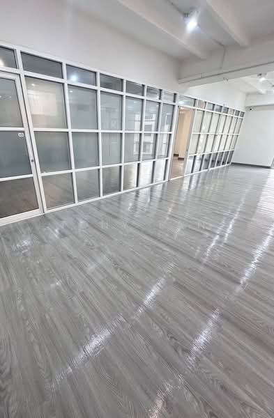 Office for Rent สำนักงานออฟฟิศ เพดานสูง ให้เช่า ติด MRT รัชดา ราคาถูก, Bangkok, Samsen Nok, Huai Khwang, Bangkok, , 150 sqm, Office Space For Rent, by Tony Tan, 2913554 - DDproperty.com