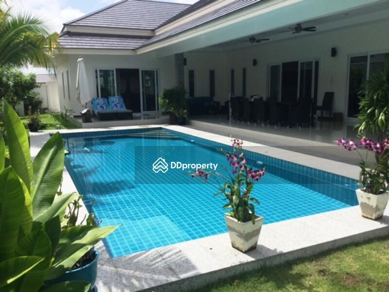 House pool/facade view