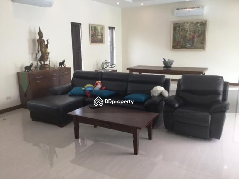 Spacious living/dining room