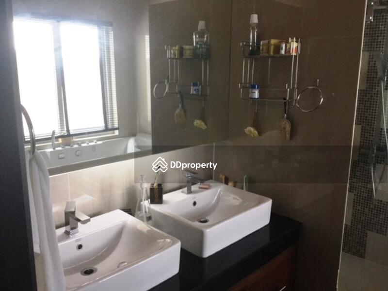 En-suite master bathroom
