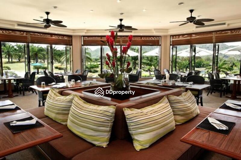 Take lunch at the clubhouse