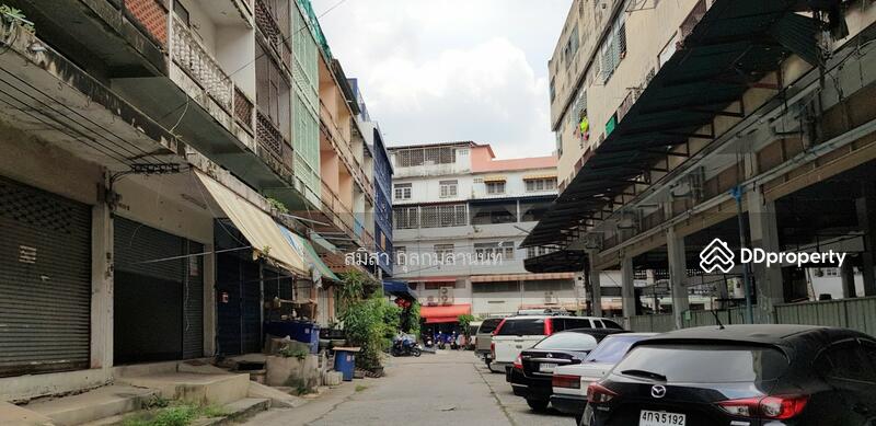 ภาพรวมหน้าตึก ขวามือเป็นตลาดเทคโนบางกะปิ