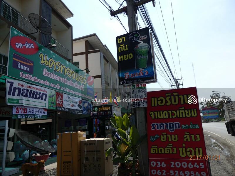 ด้านหน้าตึกคึกคัก ใกล้กับทางเข้านิคมเหมราช