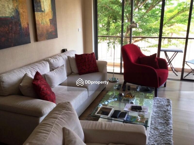 Spacious living/dining room