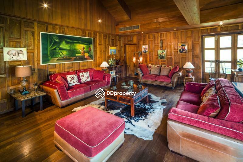 Spacious tastefully furnished and decorated lounge