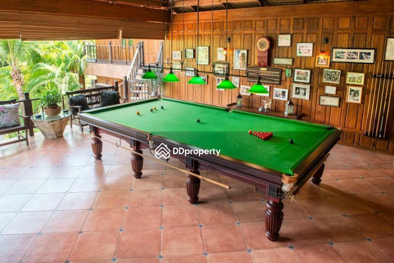 Full sized snooker table